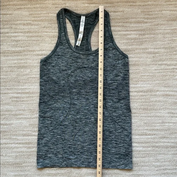 Like New Lululemon Run: Swiftly Tech Racerback Space Dye Heathered Green Size 6 - Picture 14 of 14